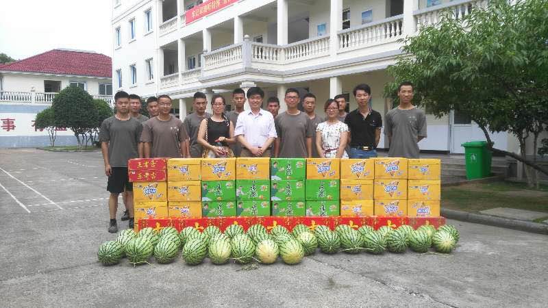 連續(xù)擁軍18年，情系軍營(yíng)譜寫軍民魚水情.jpg